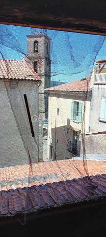Maison de village 100 m² à fort potentiel avec cour 30 m², balcon & combles aménageables 

Vous cherchez un projet de rénovation à forte valeur ajoutée au cœur d'un village provençal prisé ?

Située aux Mées, village au cœur de la Provence,  au calme d'une impasse mais avec l'ensemble des commerces, écoles et commodités accessibles à pied, cette charmante maison traversante d'environ 100 m² habitables sur 3 niveaux n'attend que votre vision pour révéler tout son cachet.

Baignée de lumière grâce à sa double exposition (donnant sur deux rues), elle offre des prestations rares en centre-village : une cour privée fermée de 30 m² à l'abri des regards et un grand balcon en dernier niveau.

Une distribution évolutive sur 3 niveaux
•	Rez-de-chaussée : Espace de vie comprenant une cuisine indépendante, un séjour et un accès direct à une grande cave en pierre (idéale pour les amateurs de vin ou le stockage).
•	1er étage : Deux chambres spacieuses, une salle de bains et un WC indépendant.
•	2ᵉ étage : Une grande troisième chambre et un accès aux combles aménageables (possibilité de créer une 4ᵉ chambre, une suite parentale ou un bureau pour le télétravail).
•	Dernier niveau : Accès au grand balcon dominant et à un grenier pour du rangement complémentaire.
•	Extérieur : Une agréable cour fermée de 30 m², véritable cocon extérieur pour organiser un coin repas et de détente en toute intimité.

Le projet idéal pour façonner votre cocon ou investir

Maison entièrement à rénover (électricité, plomberie, chauffage, isolation, second œuvre). Ses volumes généreux vous permettent d'orchestrer une redistribution totale sur mesure.

Potentiel cible :
•	Résidence principale : Créez une maison familiale sur-mesure au cœur du village.
•	Maison de vacances : Pied-à-terre de charme au pied des Pénitents des Mées.
•	Investisseur : Forte valorisation patrimoniale après travaux, parfaite pour de la location longue durée ou saisonnière.

Les + qui déclenchent le coup de cœur
•	Calme en impasse tout en étant à 2 min à pied des commerces.
•	Rareté sur le secteur : Cour fermée de 30 m² + balcon.
•	Maison traversante : Luminosité naturelle tout au long de la journée.
•	Surfaces annexes : Cave, grenier et potentiel d'agrandissement sous combles.
•	DPE vierge