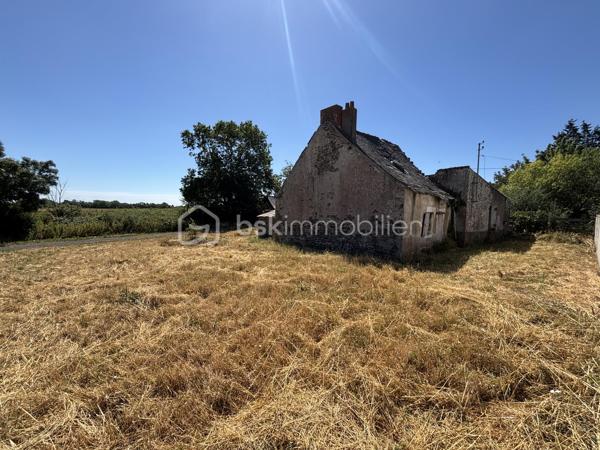 Très belle opportunité a saisir.

Terrain de 500m2 sur la commune de Saint Herblon situé à 4 min du centre commercial Leclerc à Ancenis.
La maison existant est d'une surface d'environ 90m2, une extension est possible dans la limite de 50m2.

Toute démolition, reconstruction sera assimilée à une nouvelle emprise au sol et donc déduite du seuil des 50m2.
Extension: il s'agit de toute construction accolée et réalisée en continuité de la construction existante. C'est une augmentation du volume d'une construction existante soit par l'augmentation  de l'emprise au sol ou surélévation.

Terrain déjà desservie par le réseau d'eau Véolia.

Assainissement individuel à prévoir.