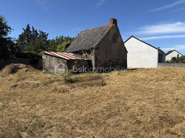 Très belle opportunité a saisir.

Terrain de 500m2 sur la commune de Saint Herblon situé à 4 min du centre commercial Leclerc à Ancenis.
La maison existant est d'une surface d'environ 90m2, une extension est possible dans la limite de 50m2.

Toute démolition, reconstruction sera assimilée à une nouvelle emprise au sol et donc déduite du seuil des 50m2.
Extension: il s'agit de toute construction accolée et réalisée en continuité de la construction existante. C'est une augmentation du volume d'une construction existante soit par l'augmentation  de l'emprise au sol ou surélévation.

Terrain déjà desservie par le réseau d'eau Véolia.

Assainissement individuel à prévoir.