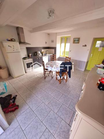 PETITE MAISON A RAFRAICHIR AVEC UN BEAU TERRAIN