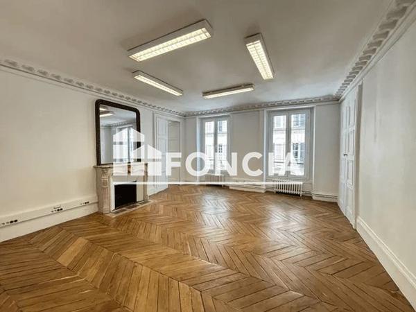 Location Local commercial 1 pièce 131.4 m² - 33 RUE GODOT DE MAUROY Paris 75009
