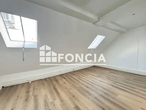 Location Local commercial 1 pièce 131.4 m² - 33 RUE GODOT DE MAUROY Paris 75009