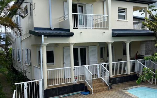 Maison à vendre    6 pièces • 196 m2 Sainte-Suzanne