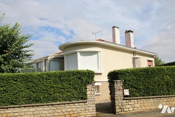 VOUILLE, AU COEUR DU VILLAGE, PAVILLON SUR SOUS-SOL AVEC JOLI TERRAIN CLOS ET PAYSAGE