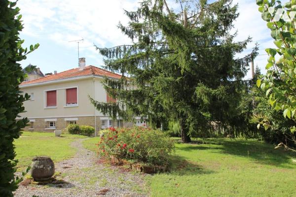 VOUILLE, AU COEUR DU VILLAGE, PAVILLON SUR SOUS-SOL AVEC JOLI TERRAIN CLOS ET PAYSAGE