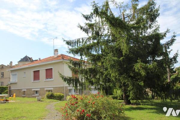 VOUILLE, AU COEUR DU VILLAGE, PAVILLON SUR SOUS-SOL AVEC JOLI TERRAIN CLOS ET PAYSAGE