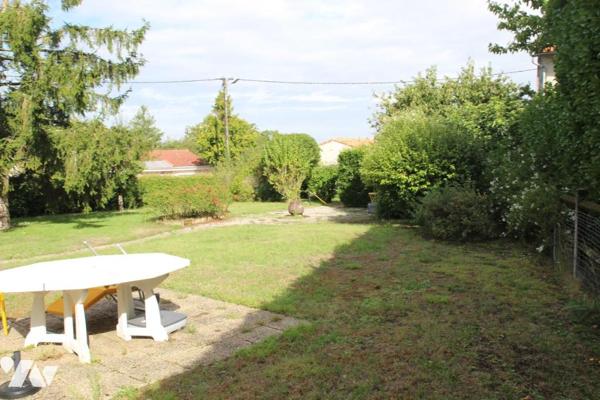 VOUILLE, AU COEUR DU VILLAGE, PAVILLON SUR SOUS-SOL AVEC JOLI TERRAIN CLOS ET PAYSAGE