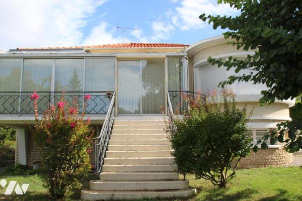 VOUILLE, AU COEUR DU VILLAGE, PAVILLON SUR SOUS-SOL AVEC JOLI TERRAIN CLOS ET PAYSAGE