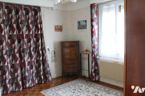 VOUILLE, AU COEUR DU VILLAGE, PAVILLON SUR SOUS-SOL AVEC JOLI TERRAIN CLOS ET PAYSAGE