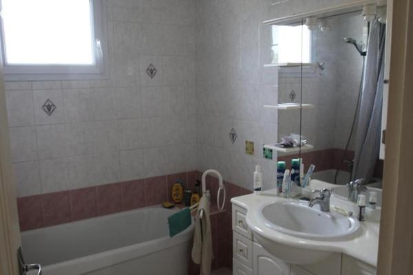 VOUILLE, AU COEUR DU VILLAGE, PAVILLON SUR SOUS-SOL AVEC JOLI TERRAIN CLOS ET PAYSAGE