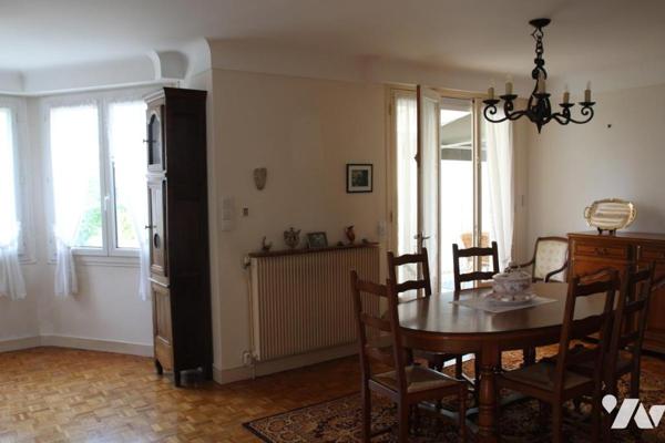 VOUILLE, AU COEUR DU VILLAGE, PAVILLON SUR SOUS-SOL AVEC JOLI TERRAIN CLOS ET PAYSAGE