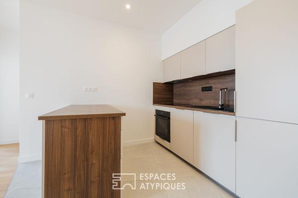 Appartement au dernier étage baigné de lumière à deux pas du Marché Central