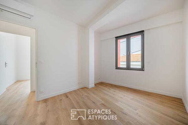 Appartement au dernier étage baigné de lumière à deux pas du Marché Central