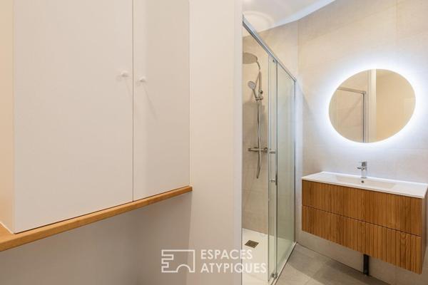 Appartement au dernier étage baigné de lumière à deux pas du Marché Central