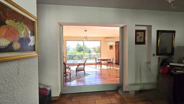 Aux portes de la Provence, dans un quartier résidentiel calme, maison de 192 m² dans un parc de 5000m², clos et arboré avec vue dominante sur la vallée du Rhône.