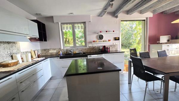 Aux portes de la Provence, dans un quartier résidentiel calme, maison de 192 m² dans un parc de 5000m², clos et arboré avec vue dominante sur la vallée du Rhône.