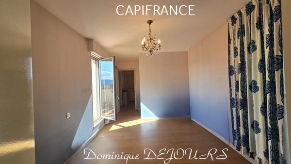 Aux portes de la Provence, dans un quartier résidentiel calme, maison de 192 m² dans un parc de 5000m², clos et arboré avec vue dominante sur la vallée du Rhône.