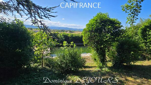 Aux portes de la Provence, dans un quartier résidentiel calme, maison de 192 m² dans un parc de 5000m², clos et arboré avec vue dominante sur la vallée du Rhône.