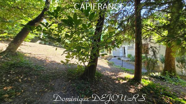 Aux portes de la Provence, dans un quartier résidentiel calme, maison de 192 m² dans un parc de 5000m², clos et arboré avec vue dominante sur la vallée du Rhône.