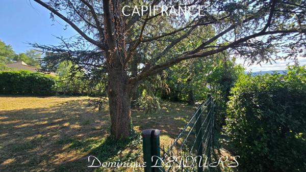 Aux portes de la Provence, dans un quartier résidentiel calme, maison de 192 m² dans un parc de 5000m², clos et arboré avec vue dominante sur la vallée du Rhône.