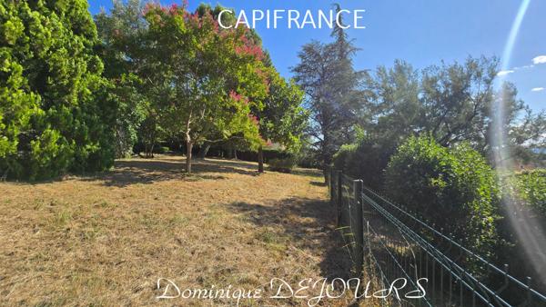 Aux portes de la Provence, dans un quartier résidentiel calme, maison de 192 m² dans un parc de 5000m², clos et arboré avec vue dominante sur la vallée du Rhône.