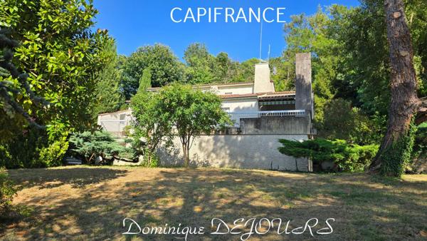 Aux portes de la Provence, dans un quartier résidentiel calme, maison de 192 m² dans un parc de 5000m², clos et arboré avec vue dominante sur la vallée du Rhône.