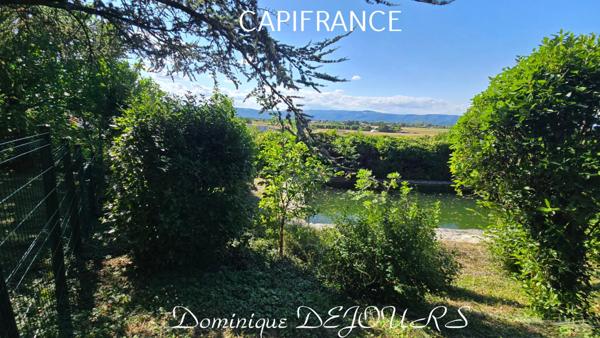 Aux portes de la Provence, dans un quartier résidentiel calme, maison de 192 m² dans un parc de 5000m², clos et arboré avec vue dominante sur la vallée du Rhône.