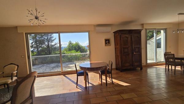Aux portes de la Provence, dans un quartier résidentiel calme, maison de 192 m² dans un parc de 5000m², clos et arboré avec vue dominante sur la vallée du Rhône.