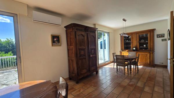 Aux portes de la Provence, dans un quartier résidentiel calme, maison de 192 m² dans un parc de 5000m², clos et arboré avec vue dominante sur la vallée du Rhône.