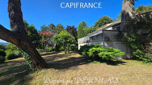 Aux portes de la Provence, dans un quartier résidentiel calme, maison de 192 m² dans un parc de 5000m², clos et arboré avec vue dominante sur la vallée du Rhône.