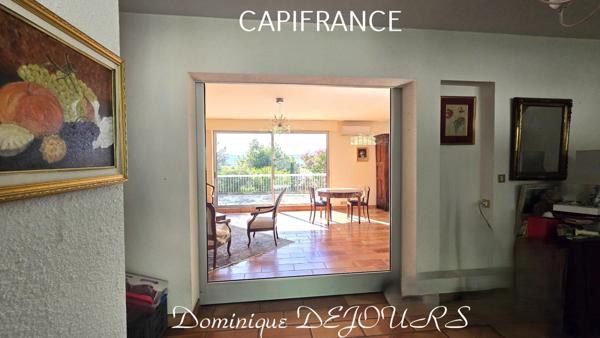 Aux portes de la Provence, dans un quartier résidentiel calme, maison de 192 m² dans un parc de 5000m², clos et arboré avec vue dominante sur la vallée du Rhône.