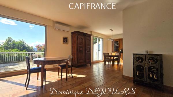 Aux portes de la Provence, dans un quartier résidentiel calme, maison de 192 m² dans un parc de 5000m², clos et arboré avec vue dominante sur la vallée du Rhône.