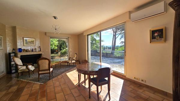 Aux portes de la Provence, dans un quartier résidentiel calme, maison de 192 m² dans un parc de 5000m², clos et arboré avec vue dominante sur la vallée du Rhône.