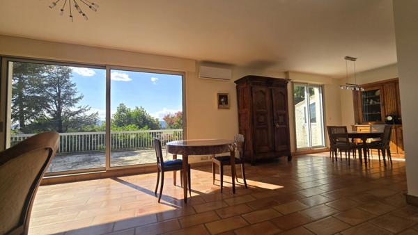 Aux portes de la Provence, dans un quartier résidentiel calme, maison de 192 m² dans un parc de 5000m², clos et arboré avec vue dominante sur la vallée du Rhône.