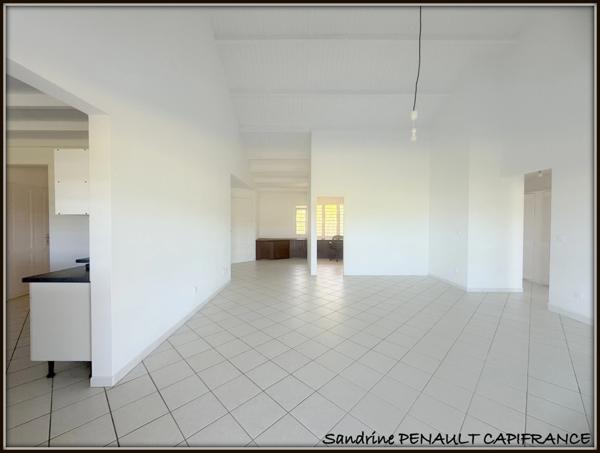 A VENDRE A KOUROU (97310) UNE MAGNIFIQUE VILLA T4 DE 120 m² - TERRAIN DE 971 m² - AU PRIX DE 398 000 €.