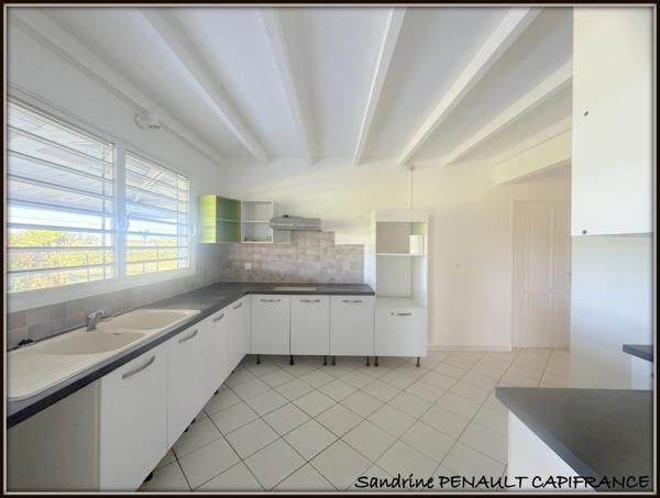 A VENDRE A KOUROU (97310) UNE MAGNIFIQUE VILLA T4 DE 120 m² - TERRAIN DE 971 m² - AU PRIX DE 398 000 €.