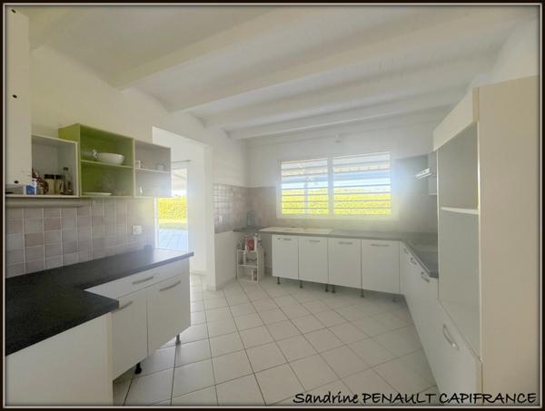 A VENDRE A KOUROU (97310) UNE MAGNIFIQUE VILLA T4 DE 120 m² - TERRAIN DE 971 m² - AU PRIX DE 398 000 €.