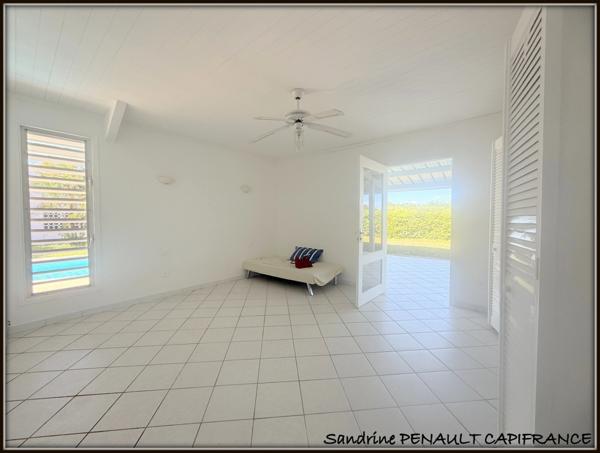 A VENDRE A KOUROU (97310) UNE MAGNIFIQUE VILLA T4 DE 120 m² - TERRAIN DE 971 m² - AU PRIX DE 398 000 €.