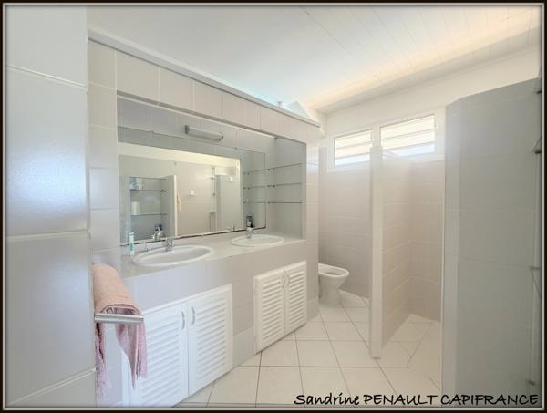 A VENDRE A KOUROU (97310) UNE MAGNIFIQUE VILLA T4 DE 120 m² - TERRAIN DE 971 m² - AU PRIX DE 398 000 €.