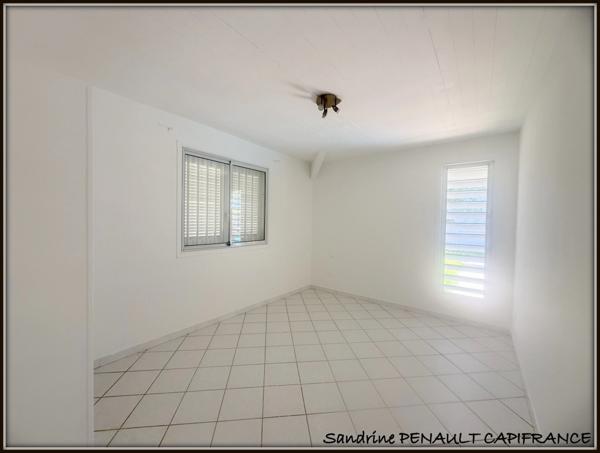 A VENDRE A KOUROU (97310) UNE MAGNIFIQUE VILLA T4 DE 120 m² - TERRAIN DE 971 m² - AU PRIX DE 398 000 €.