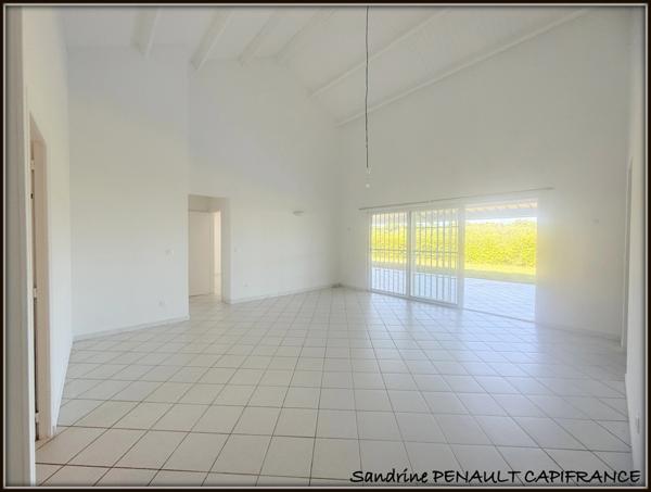 A VENDRE A KOUROU (97310) UNE MAGNIFIQUE VILLA T4 DE 120 m² - TERRAIN DE 971 m² - AU PRIX DE 398 000 €.