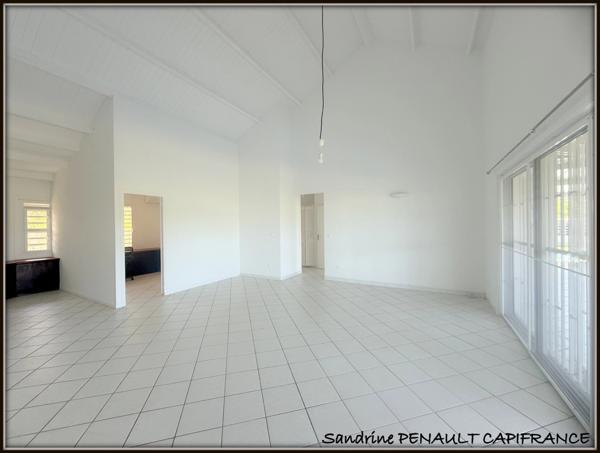 A VENDRE A KOUROU (97310) UNE MAGNIFIQUE VILLA T4 DE 120 m² - TERRAIN DE 971 m² - AU PRIX DE 398 000 €.