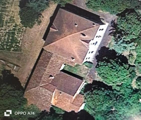 Ancienne propriété viticole du 19 eme siècle près du Tarn et d'un ruisseau.