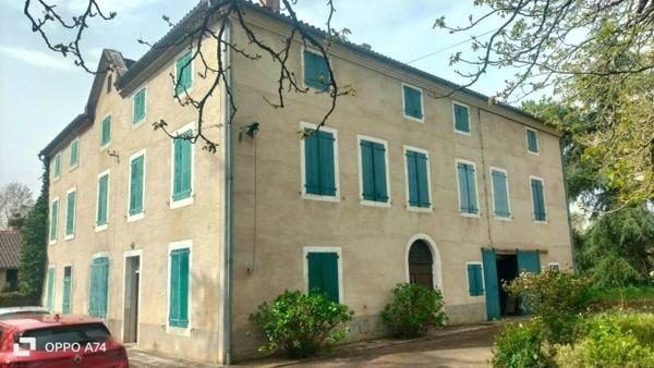 Ancienne propriété viticole du 19 eme siècle près du Tarn et d'un ruisseau.