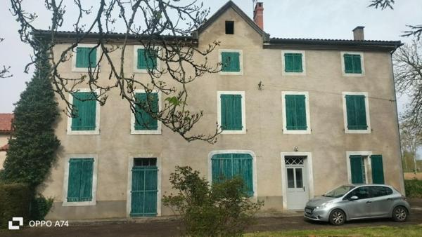 Ancienne propriété viticole du 19 eme siècle près du Tarn et d'un ruisseau.