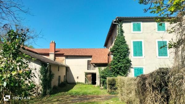 Ancienne propriété viticole du 19 eme siècle près du Tarn et d'un ruisseau.