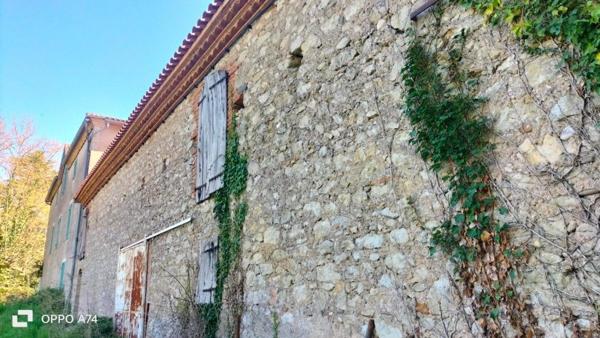 Ancienne propriété viticole du 19 eme siècle près du Tarn et d'un ruisseau.