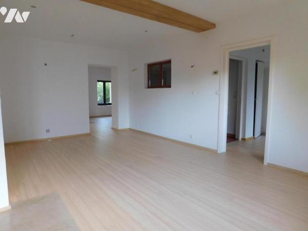 Maison terrain arboré de 1162 m² avec vue dégagée sur la ville et les jardins environnants