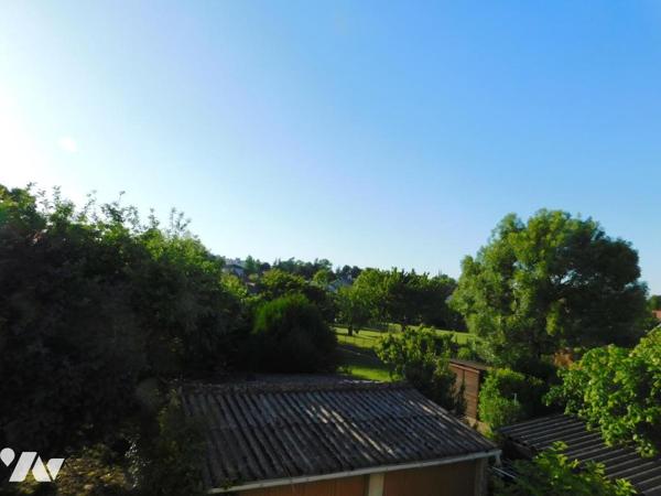 Maison terrain arboré de 1162 m² avec vue dégagée sur la ville et les jardins environnants