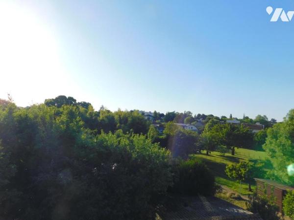 Maison terrain arboré de 1162 m² avec vue dégagée sur la ville et les jardins environnants